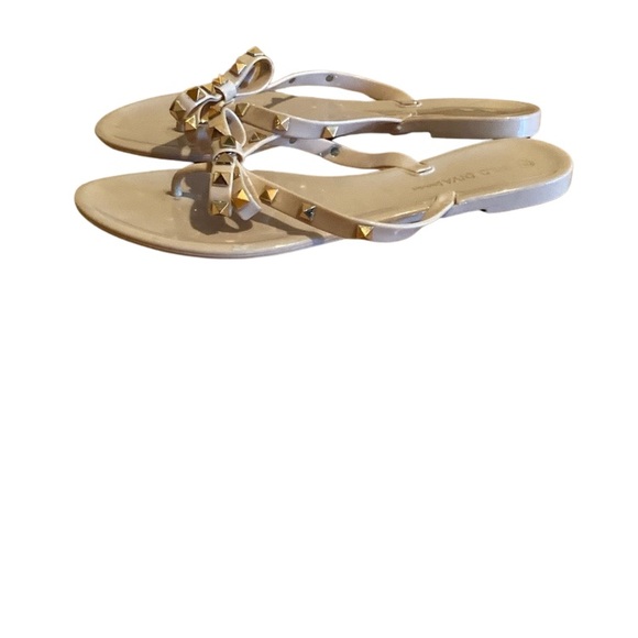 💕NUDE STUDDED FLIP FLOPS SIZE 9💕 - Picture 2 of 4